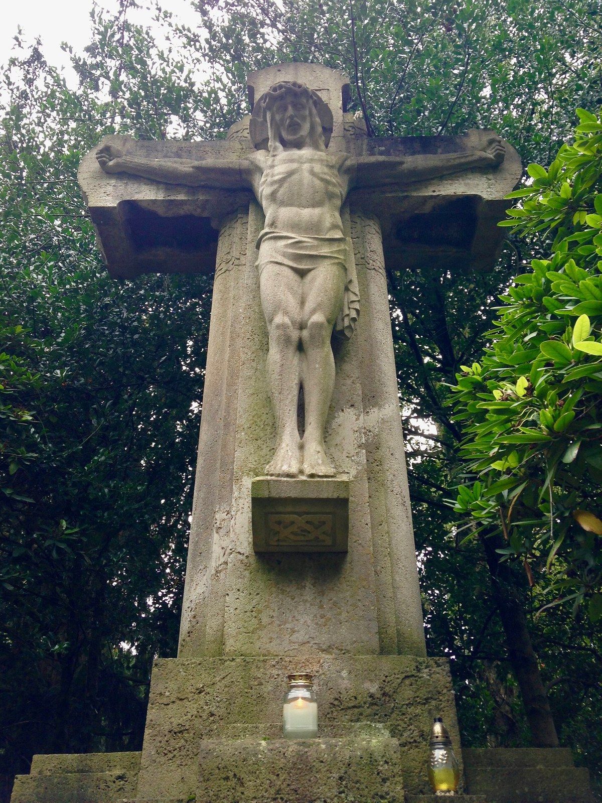Steinernes Hochkreuz auf dem Friedhof Eller – Friedhof Eller