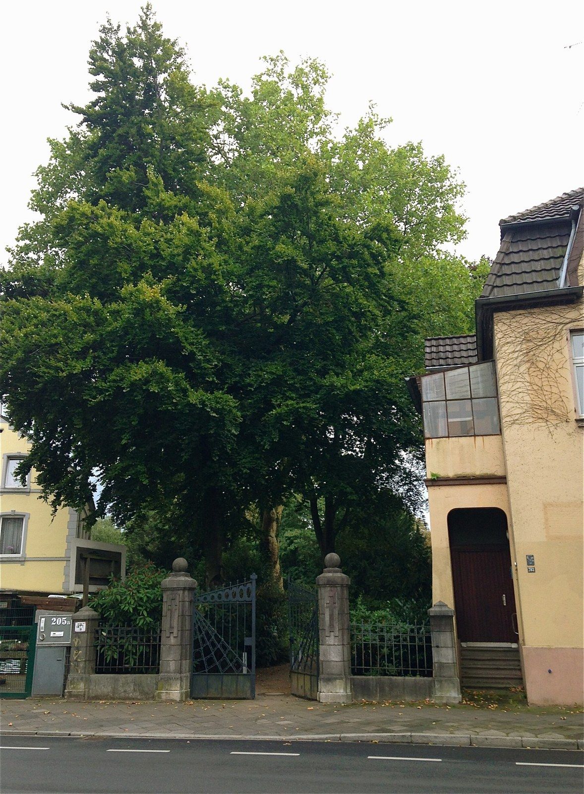 Straßenseitiger Zugang zum Friedhof Eller – Friedhof Eller
